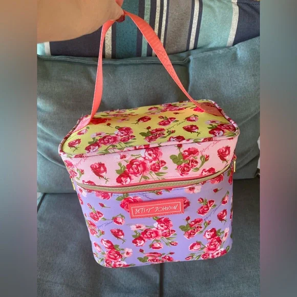 Betsey Johnson Floral Lunch Bag - Picture 1 of 2